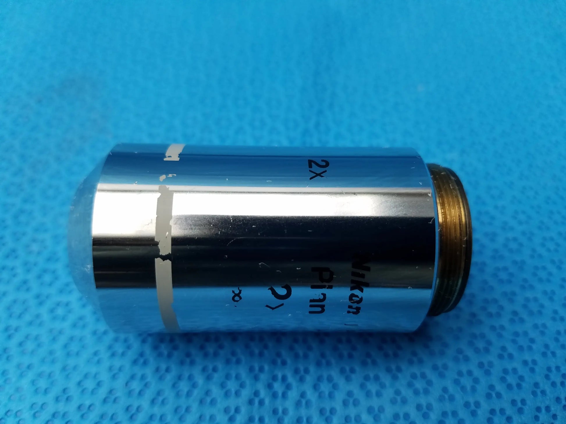 Silver nikon plan 2x microscope objective lens with gold threaded mount compatible with nikon microscope systems
