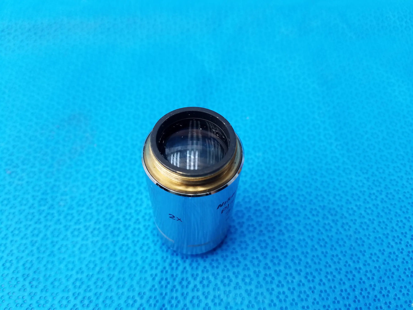 Silver nikon plan 2x microscope objective lens with gold ring and black seal compatible with nikon microscope systems