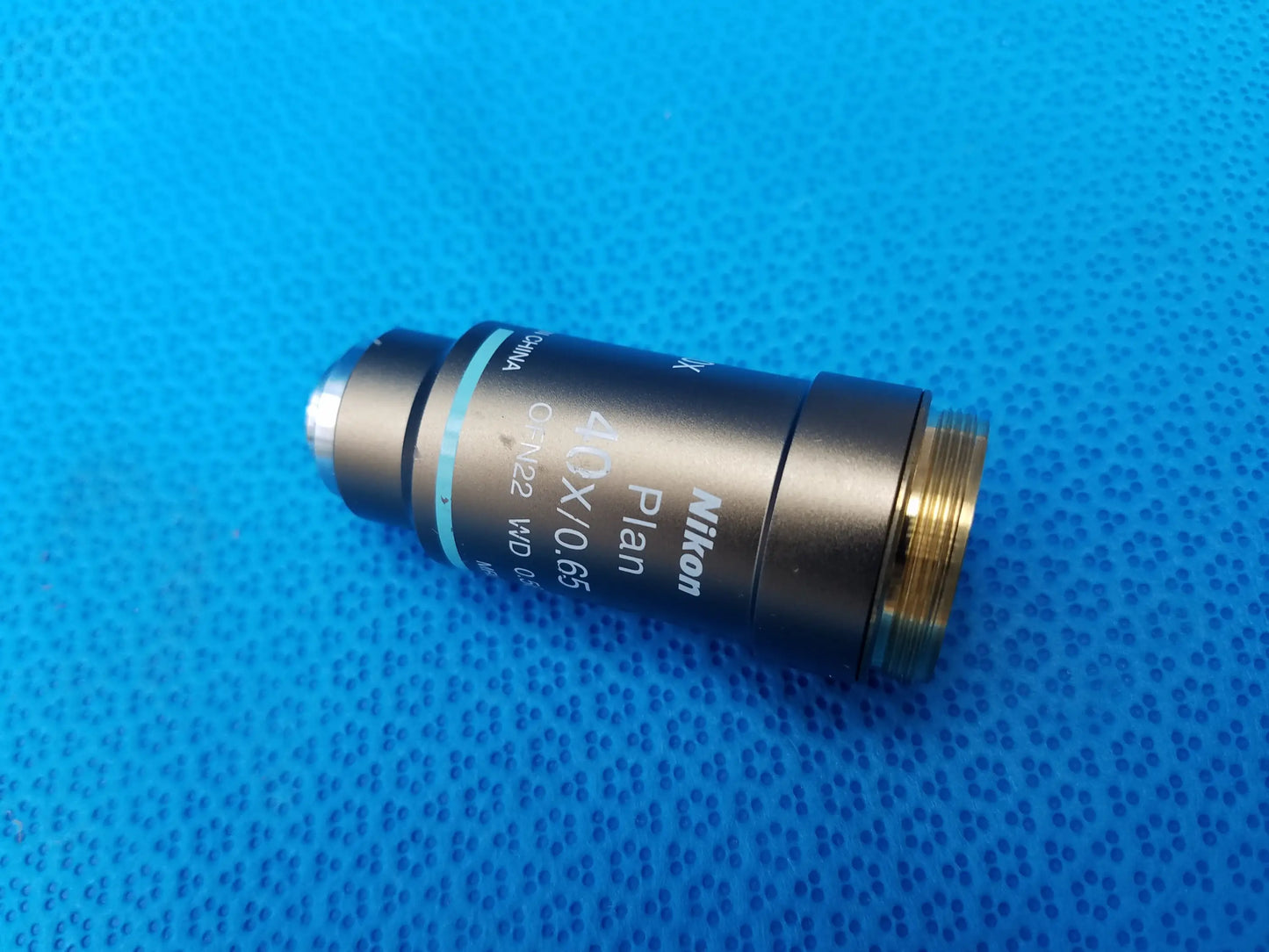 Nikon plan 40x 0.65 microscope objective with metallic body and gold threaded mount for compatible Nikon microscope systems