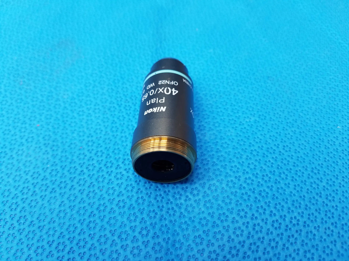 Nikon plan 40x 0.65 microscope objective lens with black body and gold threaded mount for compatible nikon microscope systems