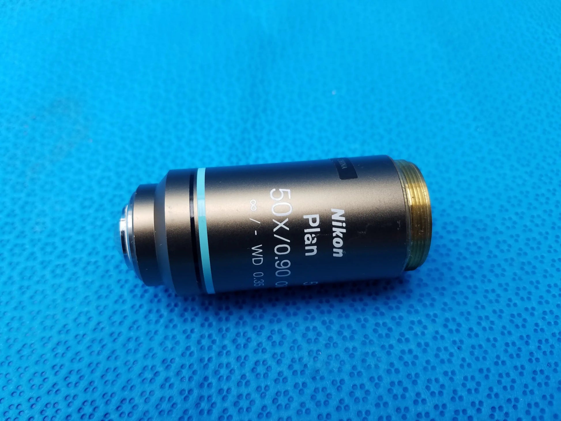 Nikon plan 50x 0.90 microscope objective with black metallic body and gold threaded mount compatible nikon model