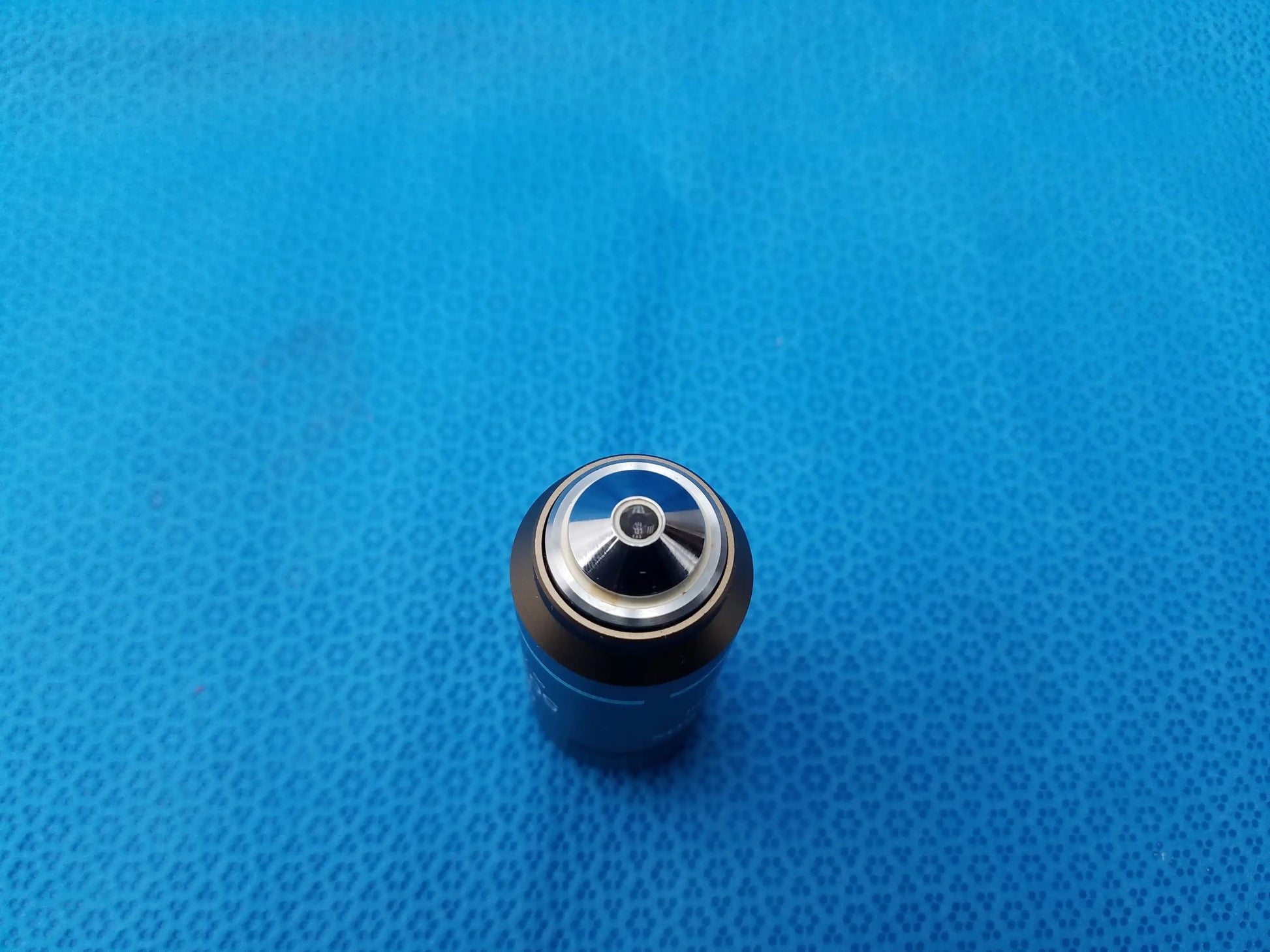 Black cylindrical microscope objective with silver metallic top and central aperture compatible Nikon Plan 50x lens