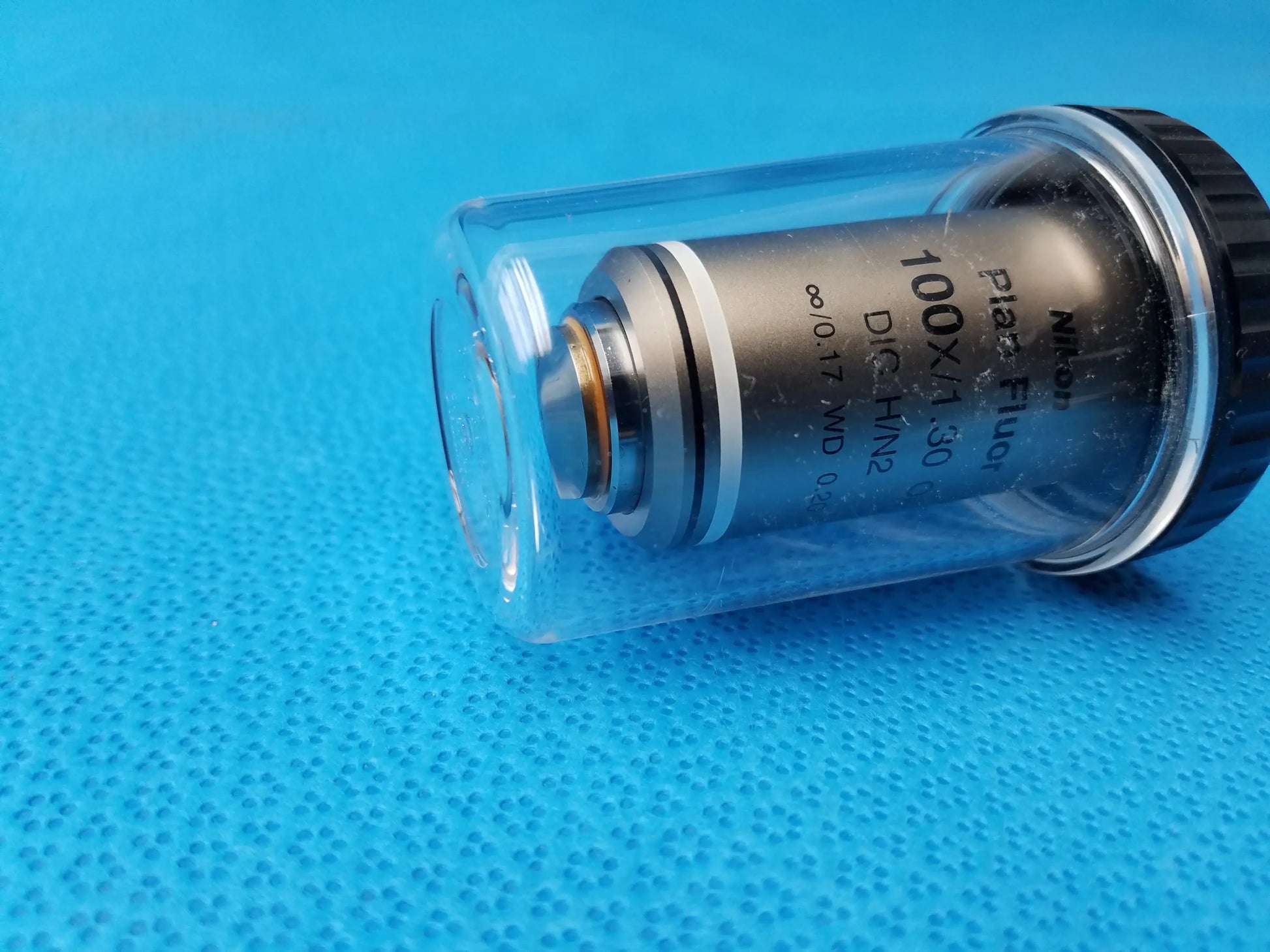 Nikon plan fluor microscope objective 100x 1.3 oil immersion with metallic body and black cap in clear housing compatible Nikon