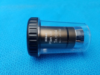 Nikon plan uw 1x 0.04 microscope objective lens with black textured focus ring and metallic barrel in clear casing compatible nikon microscope systems