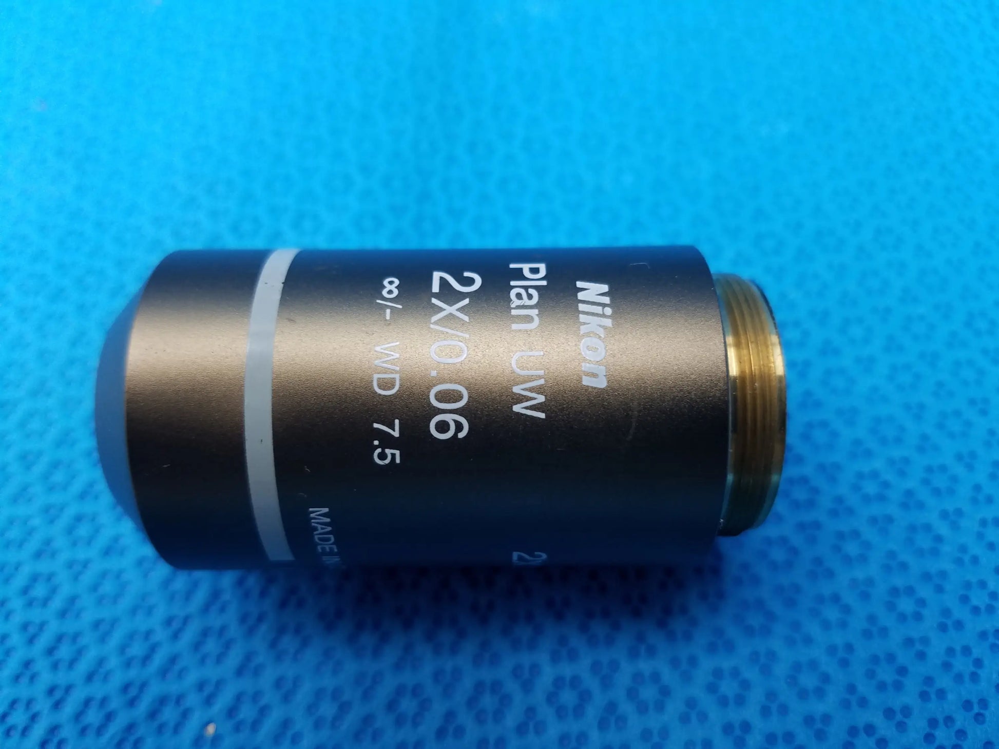 Nikon Plan UW 2x microscope objective with matte black body gold threaded mount 0.06 numerical aperture 7.5mm working distance