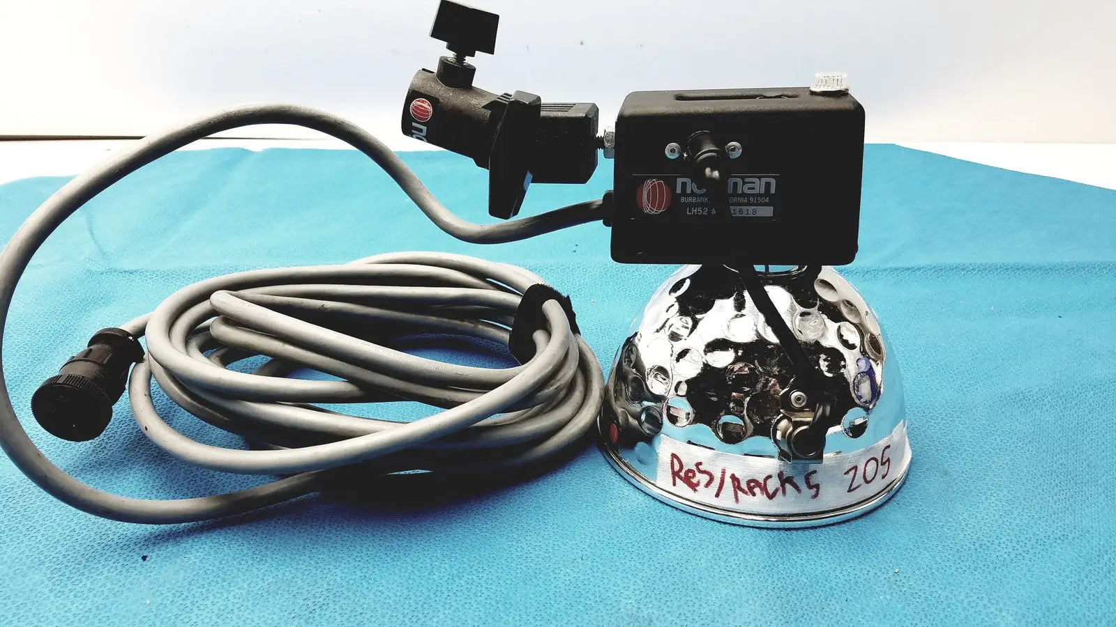 Reuse Medical Norman LH52 Lamphead with Reflector & Modeling Light Other Medical & Lab Equipment, as-is (for parts) product photo 1