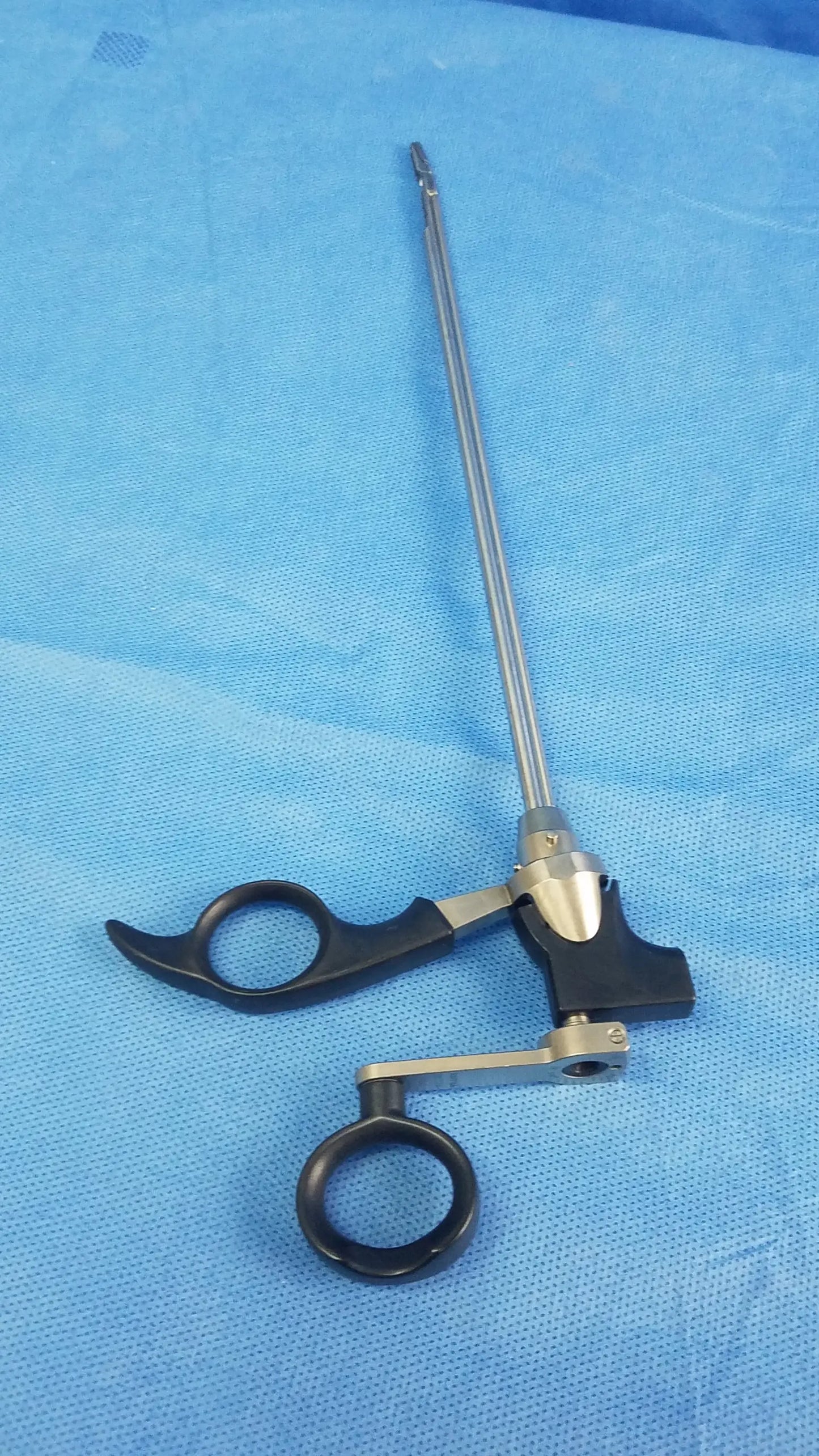 Olympus a20718a optical grasping forceps with black ergonomic handles and long metallic shaft for precise optical grasping