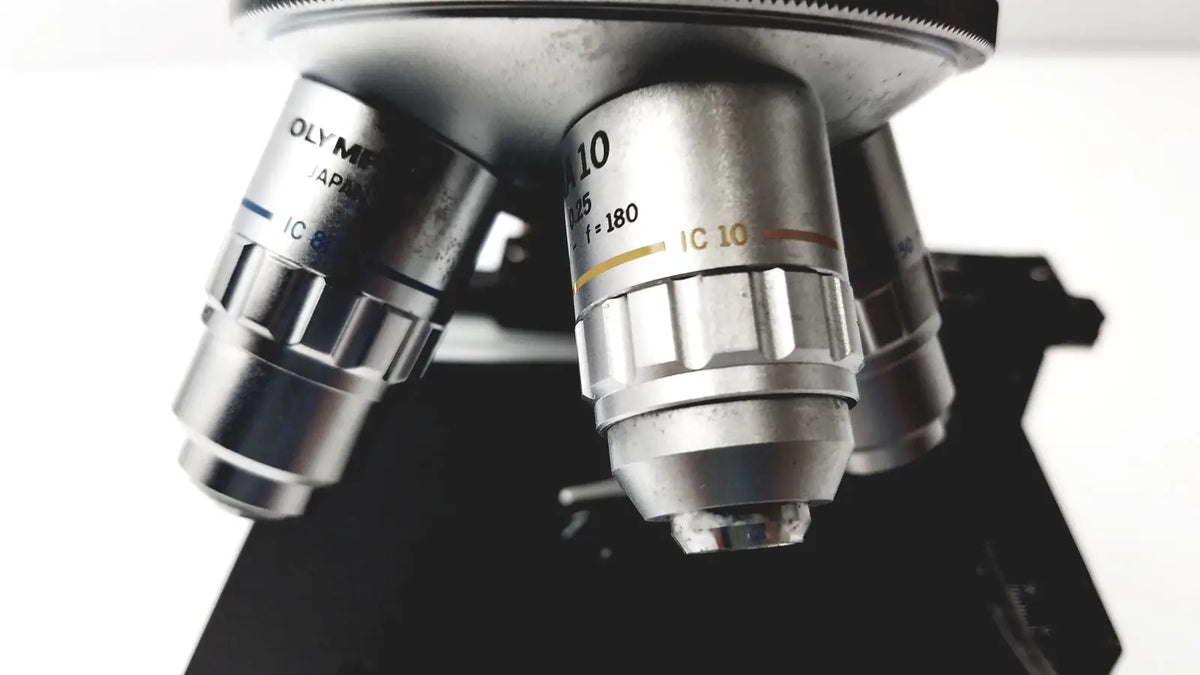 Silver metallic microscope objective lenses with engraved markings and ridges for olympus optical bh2-uma microscope