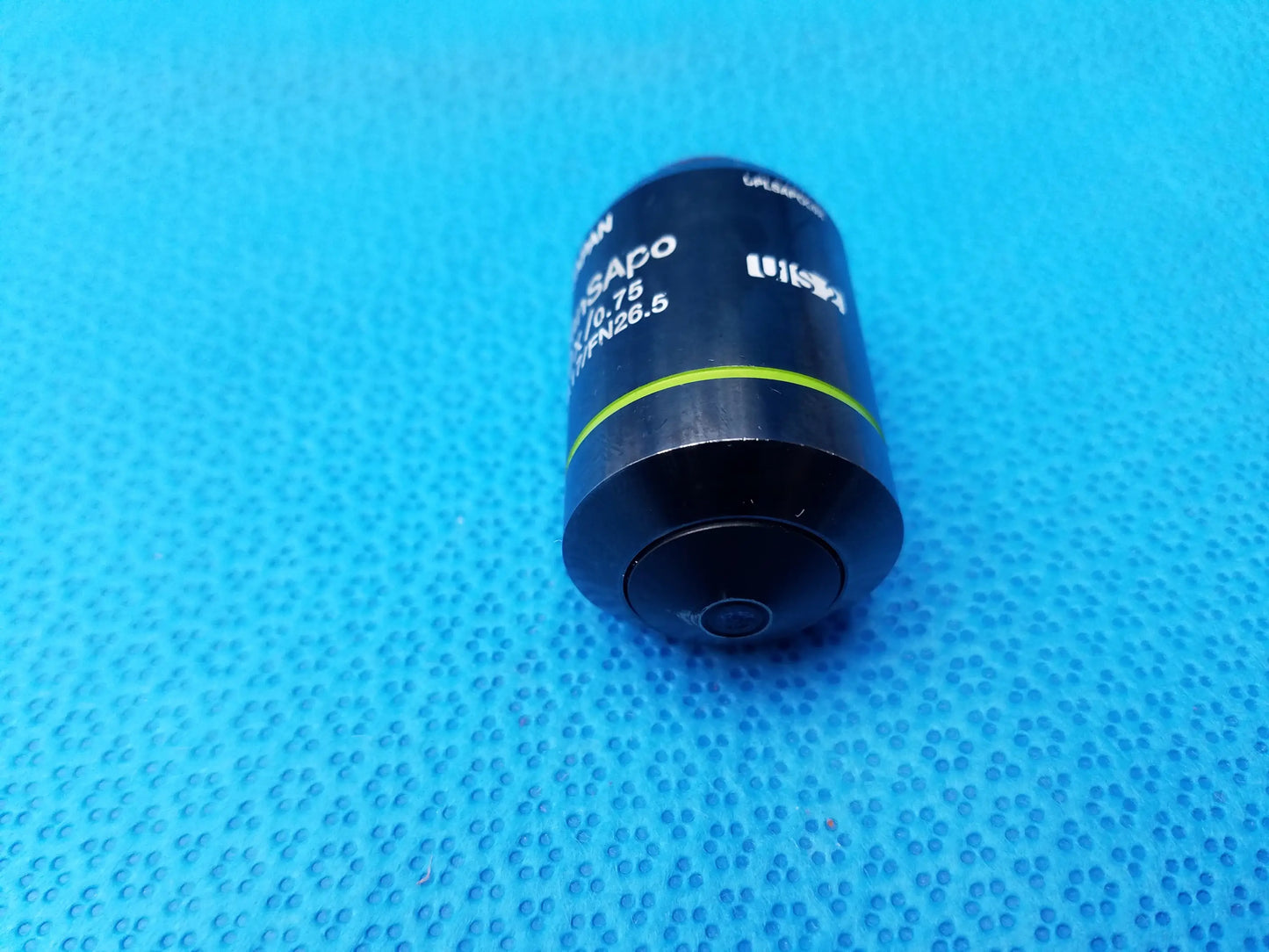 Black cylindrical willys microscope objective lens with 0.75 numerical aperture and 26.5 field number for precision use