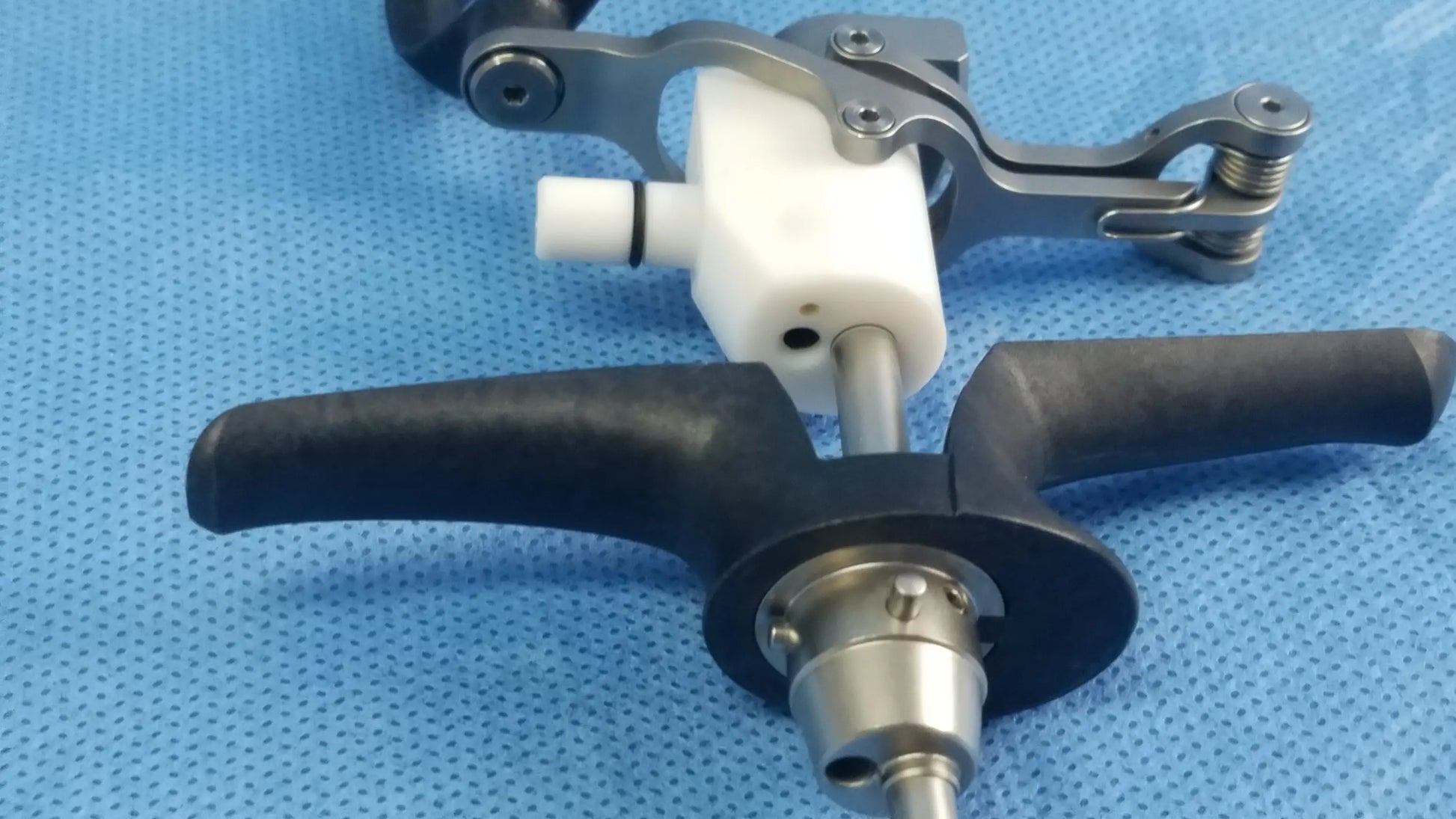 Black ergonomic handle with metallic joints and white plastic component of olympus wa22067a passive monopolar working element