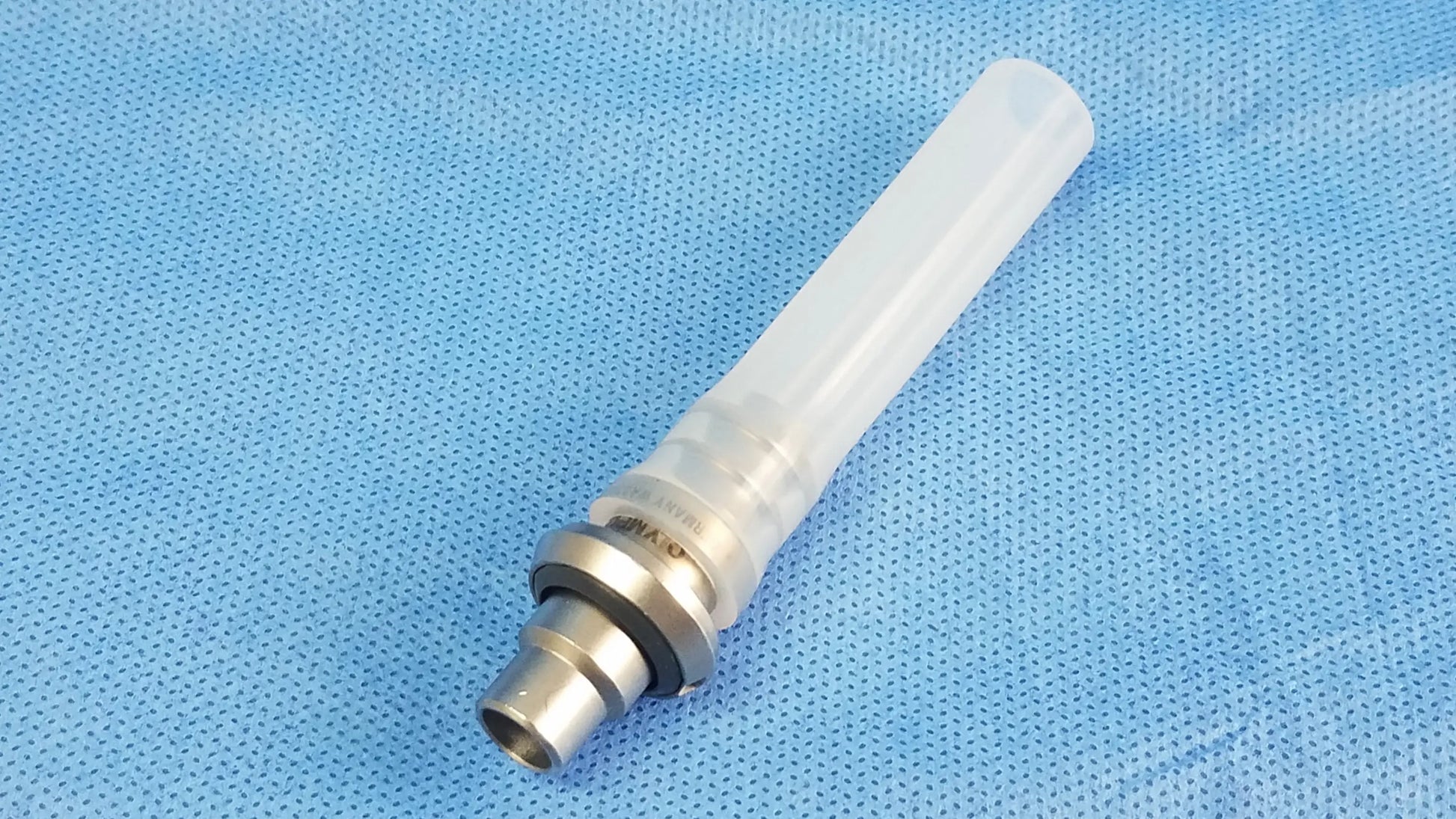 Clear plastic evacuation adapter with metallic threaded connector compatible Olympus WA33026A for outer sheath use
