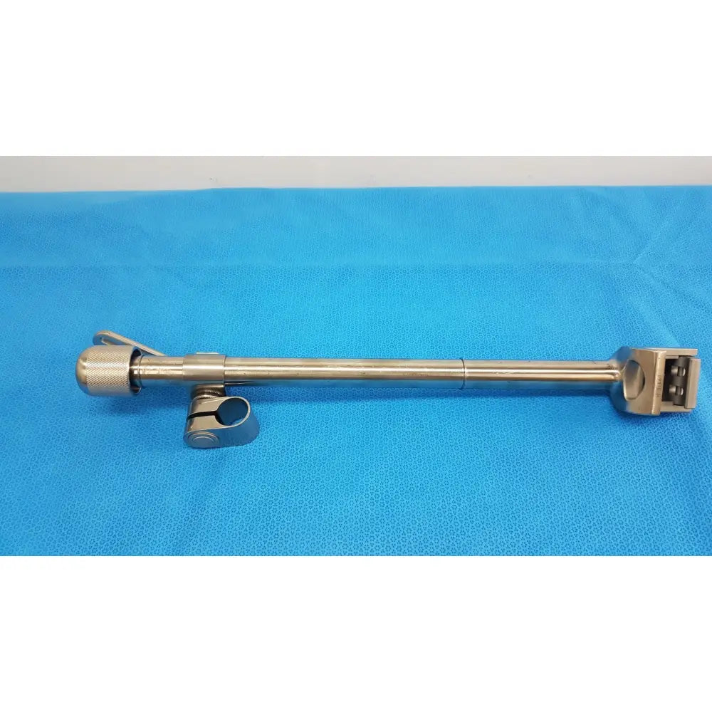 Stainless steel speed-tract field post surgical retractor with textured knob and adjustable clamping mechanism