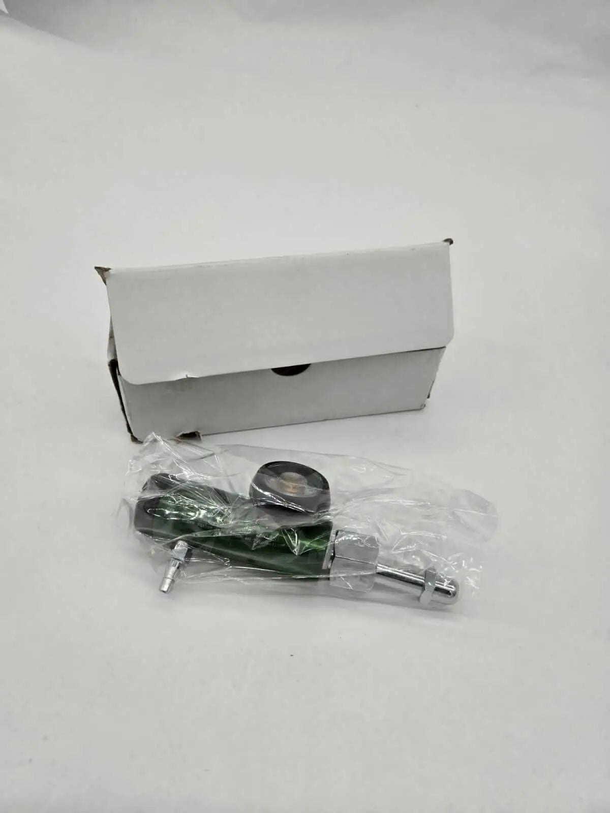Mediline Oxygen Regulator Medline HCS8725M Brass-Sleeved 50psi Flows:0-25 L/min Oxygen Regulator, second-hand product photo 1