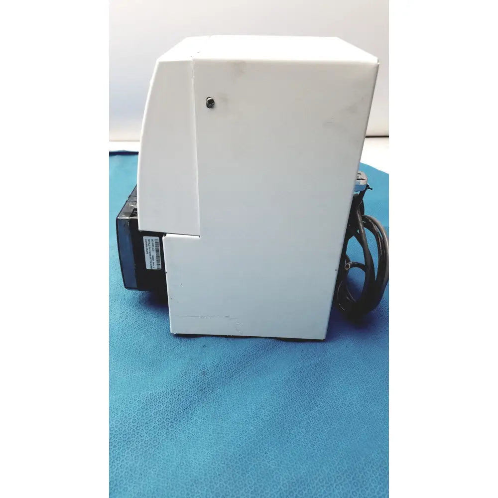 White plastic desktop perkin elmer peri pump cjl8002 with black cable and side panel for janus g3 workstation