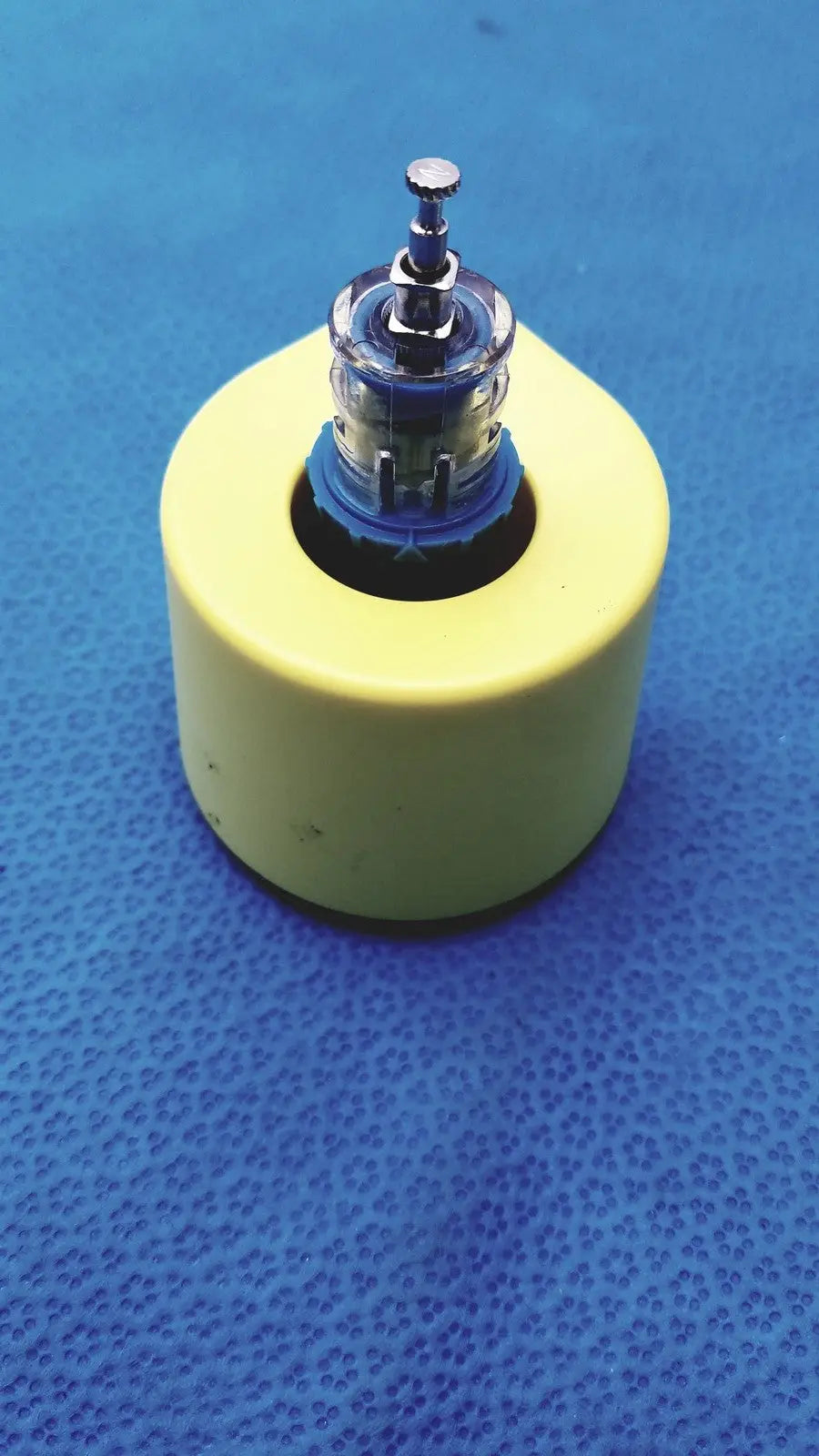 Yellow cylindrical base medical nio adult simulation kit with clear glass bulb and metallic top by persys medical nio