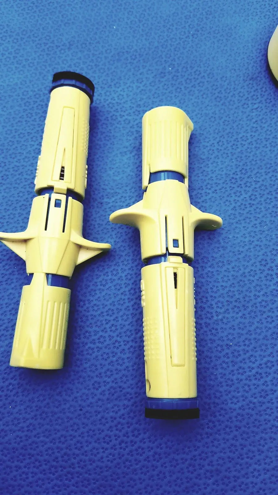 Yellow plastic insulin pens with blue accents and ergonomic grips in persys medical nio adult simulation kit