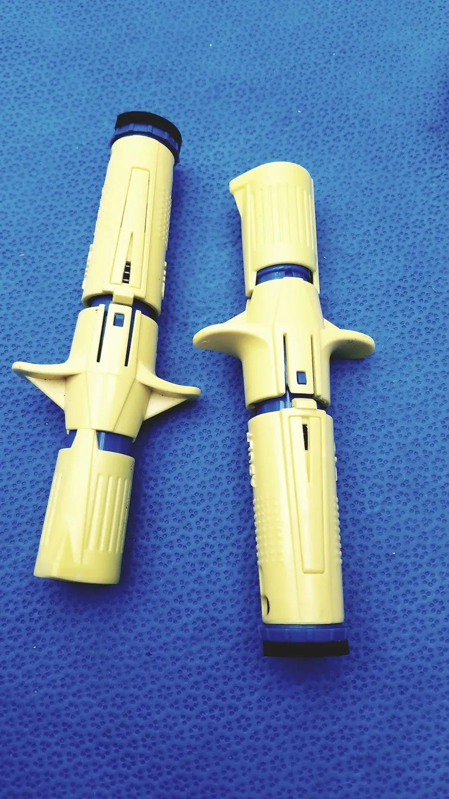 Yellow plastic insulin pens with blue accents and ergonomic grips from persys medical nio adult simulation kit