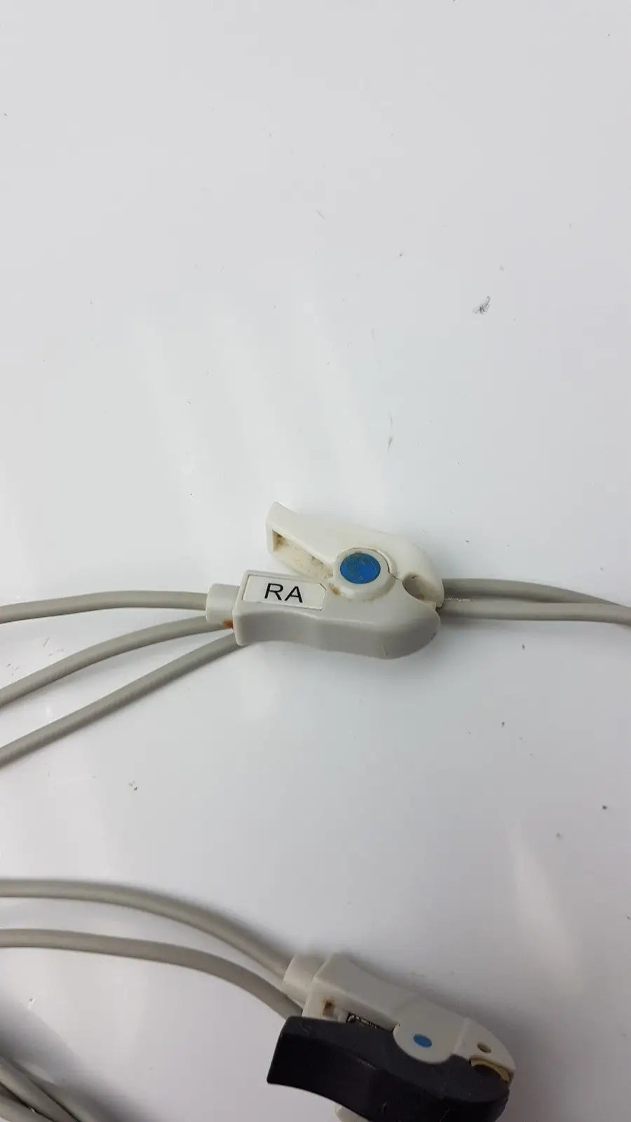 Philips compatible gray ecg lead cable with white plastic ra connector and blue circular button for medical use
