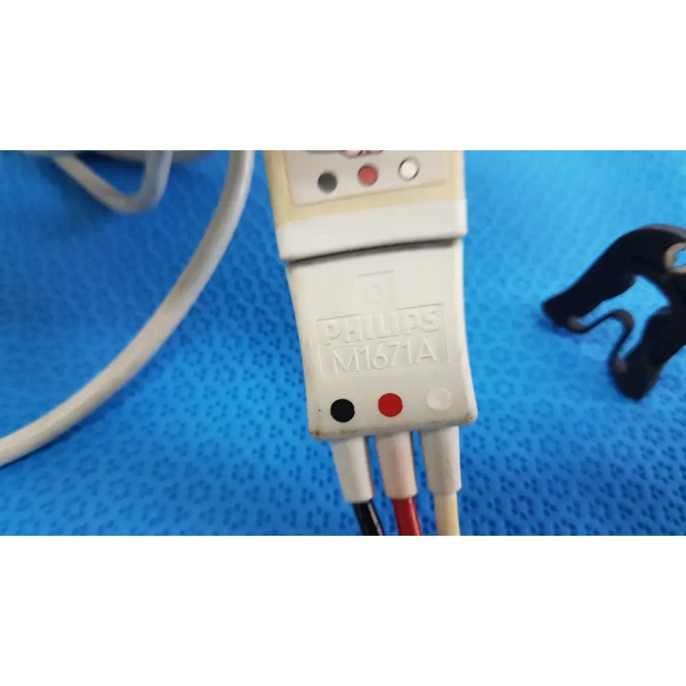 White philips m1671a power strip with three colored wires and indicator lights for ecg leadset patient monitoring