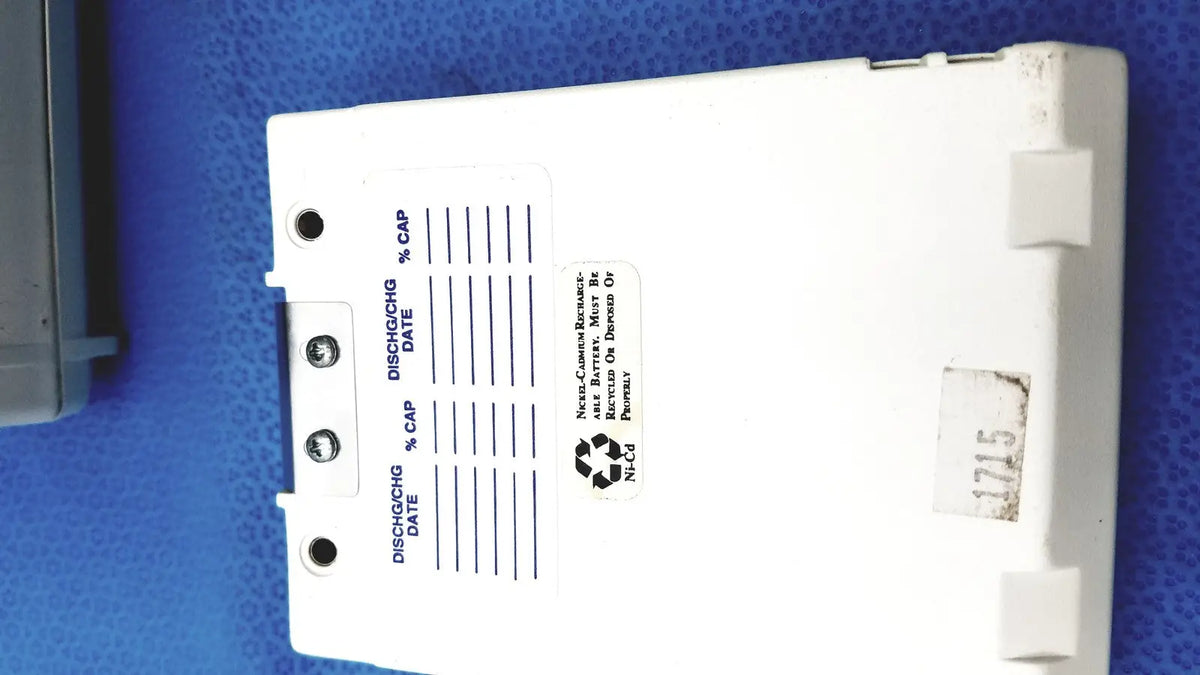 White plastic battery pack with discharge and capacity labels on back side of physio control lifepak 10 cardiac monitor