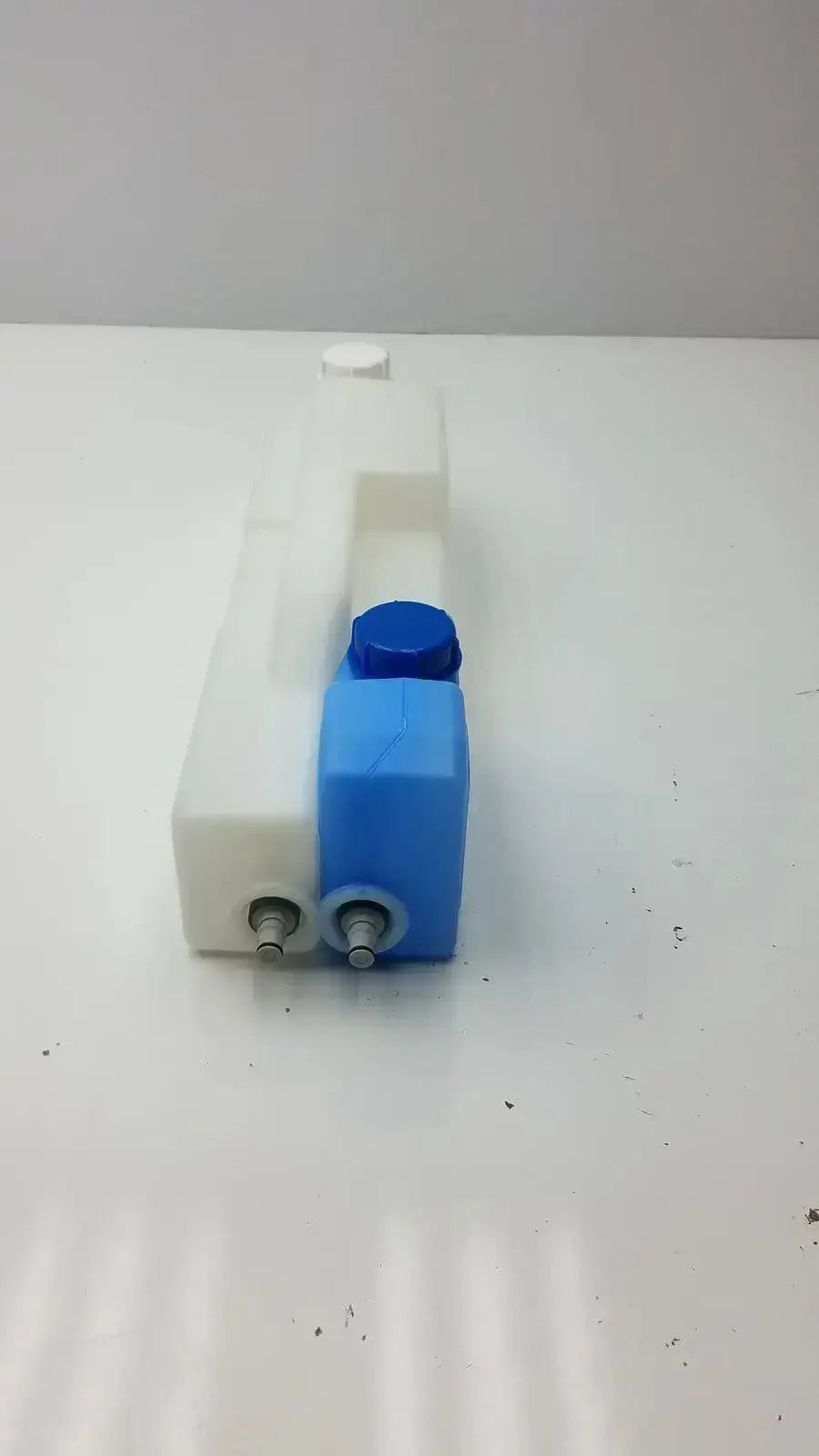 Generic Plastic Universal Tank With 2 Caps Reservoir Tank, second-hand product photo 1