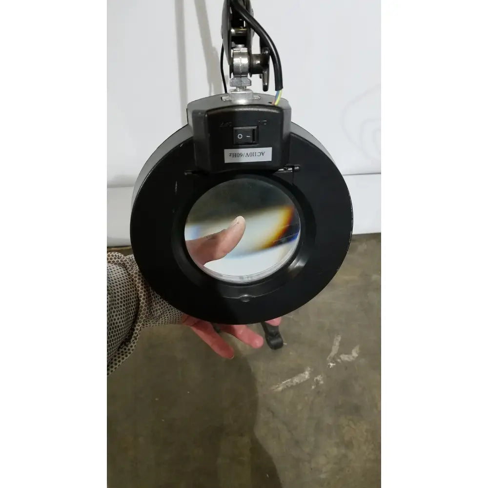 Black circular magnifying light lamp ac110v 60hz with built-in light source and adjustable arm on rolling stand