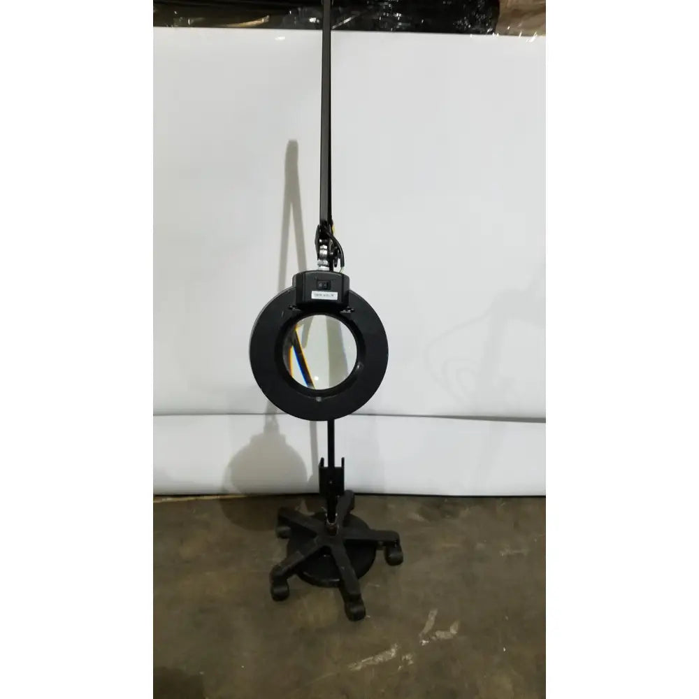 Black portable magnifying light lamp ac110v 60hz with adjustable ring light and rolling stand wheels
