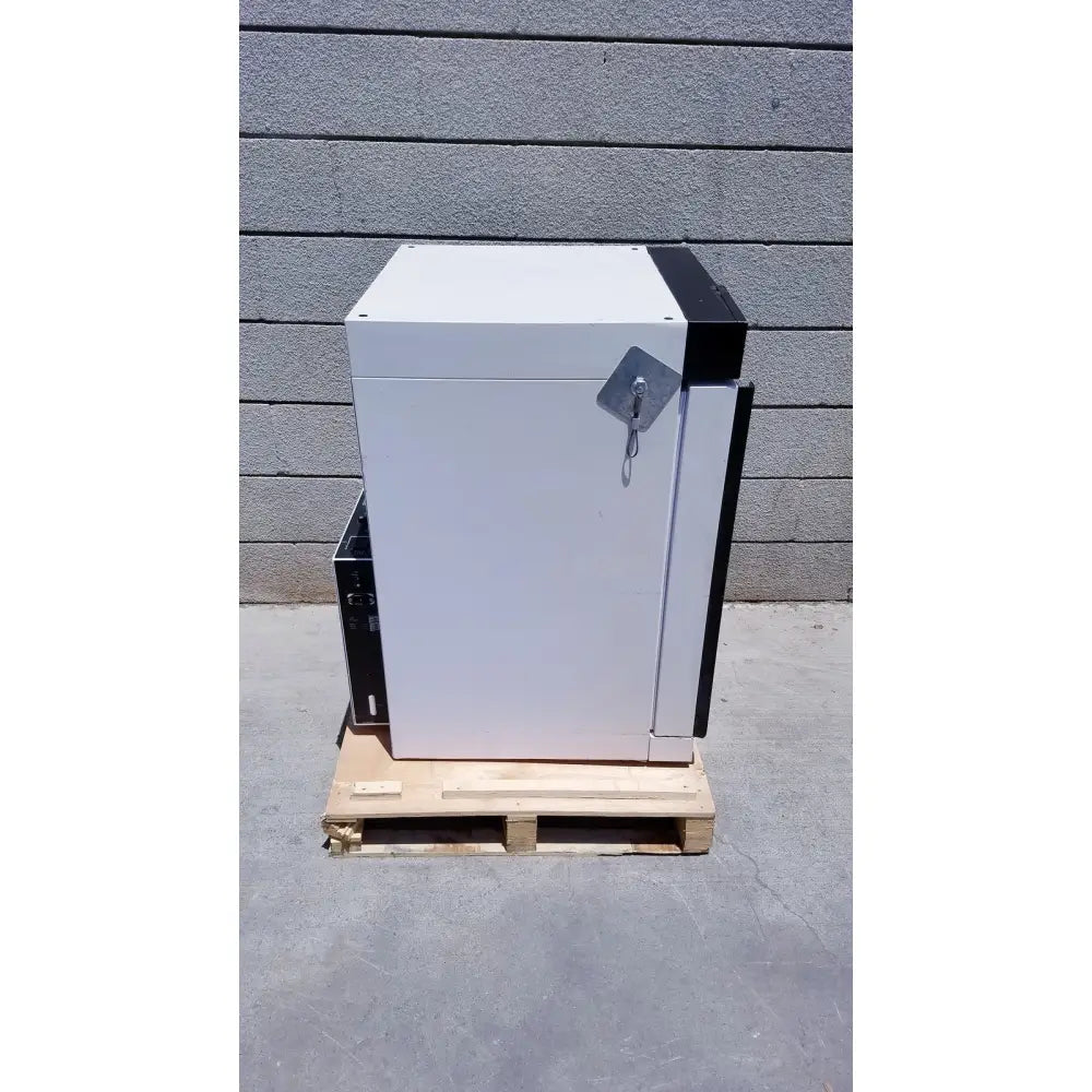 White and black industrial-grade metal safe with padlock on wooden pallet for precision scientific napco 6101fc-or water jacketed co2 incubator