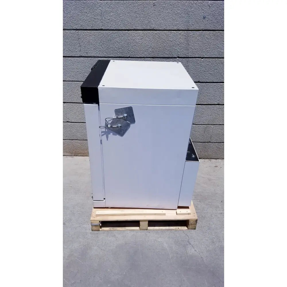 White precision scientific napco 6101fc-or water jacketed co2 incubator with black accents and metal latch on wooden pallet