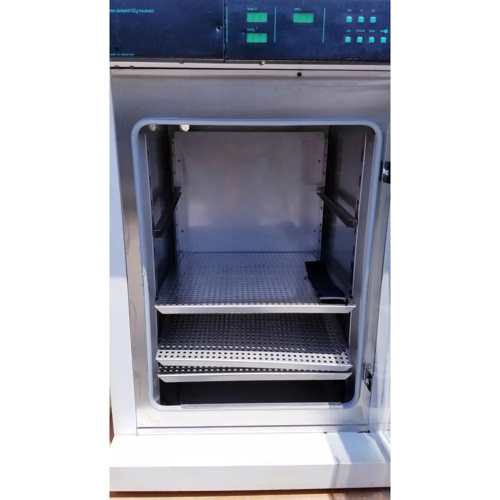 Silver stainless steel precision scientific napco 6101fc-or water jacketed co2 incubator with digital control panel and shelves