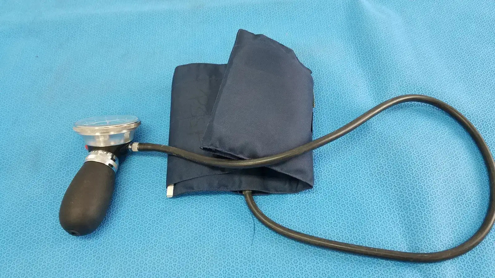 Propper Aneroid Sphygmomanometer Blood Pressure Cuff Kit Adult Aneroid Sphygmomanometer Kit, second-hand product photo 1