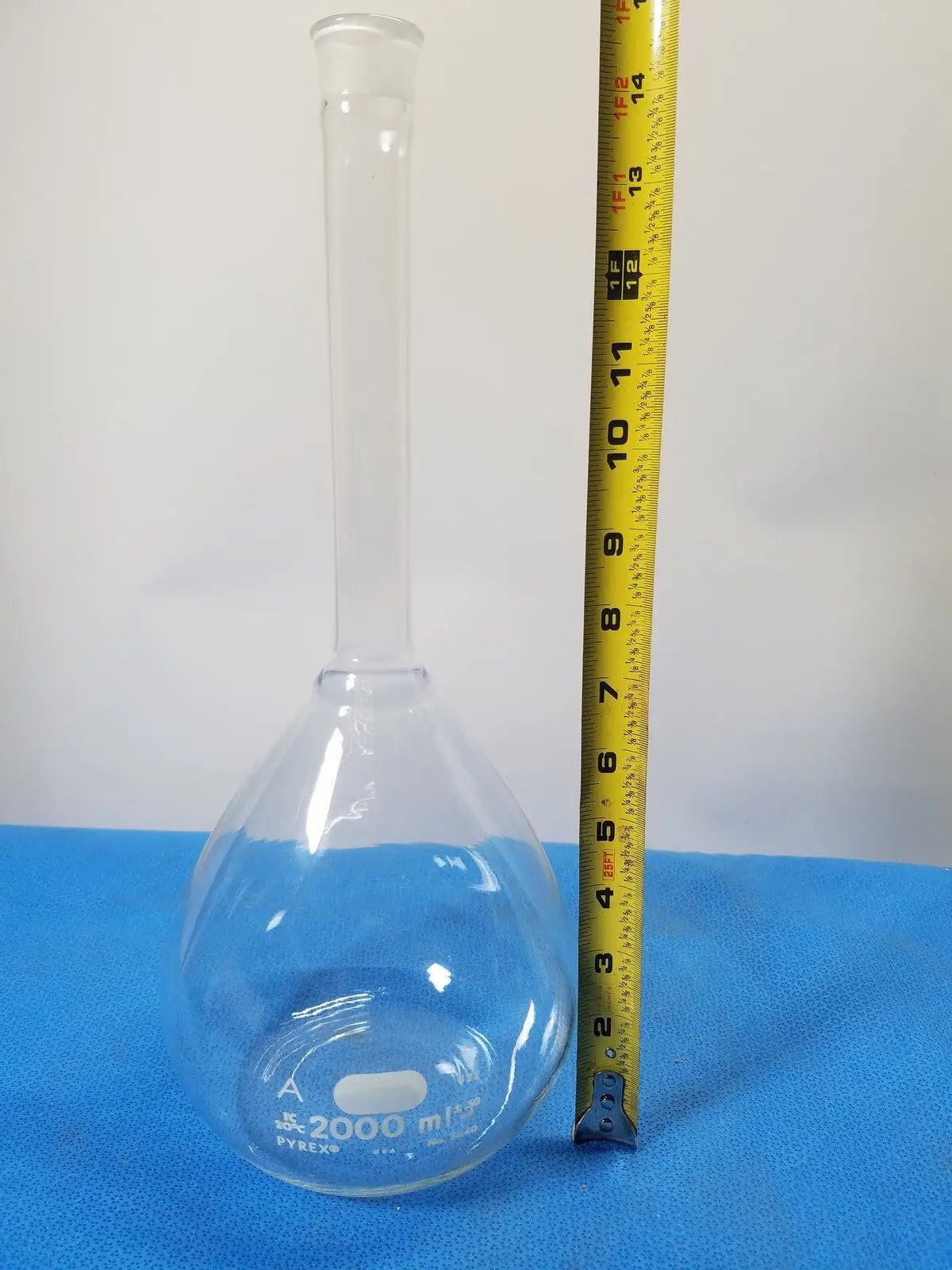 Pyrex 2000 mL Volumetric Flask – Borosilicate Laboratory Glassware Volumetric Flask, second-hand product photo 3