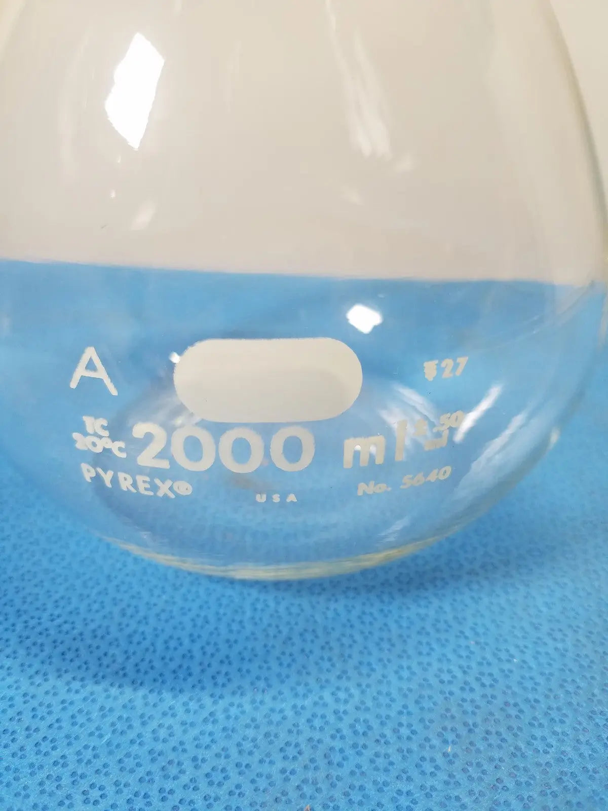 Pyrex 2000 mL Volumetric Flask – Borosilicate Laboratory Glassware Volumetric Flask, second-hand product photo 4