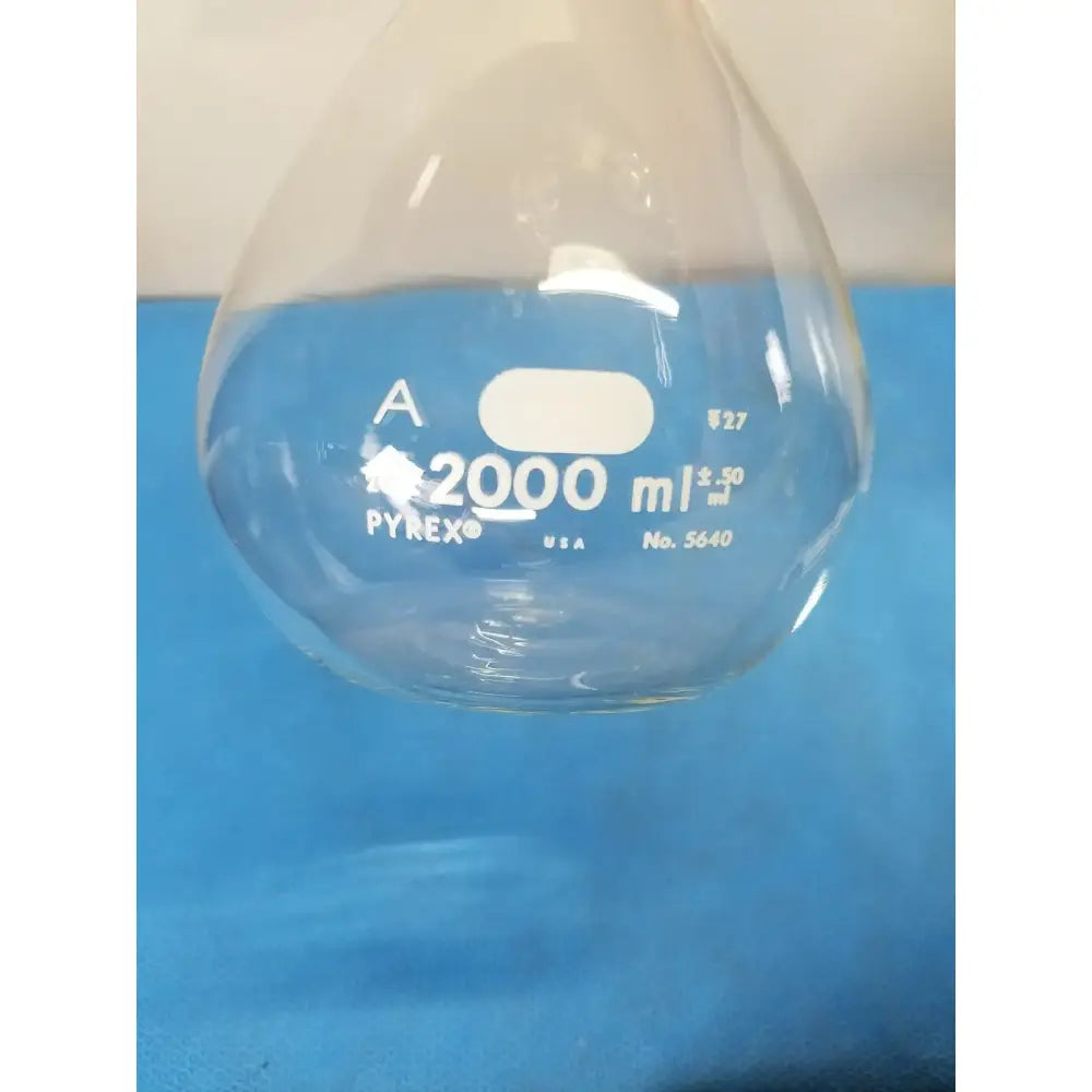 Pyrex 2000 mL Volumetric Flask – Borosilicate Laboratory Glassware Volumetric Flask, second-hand product photo 2
