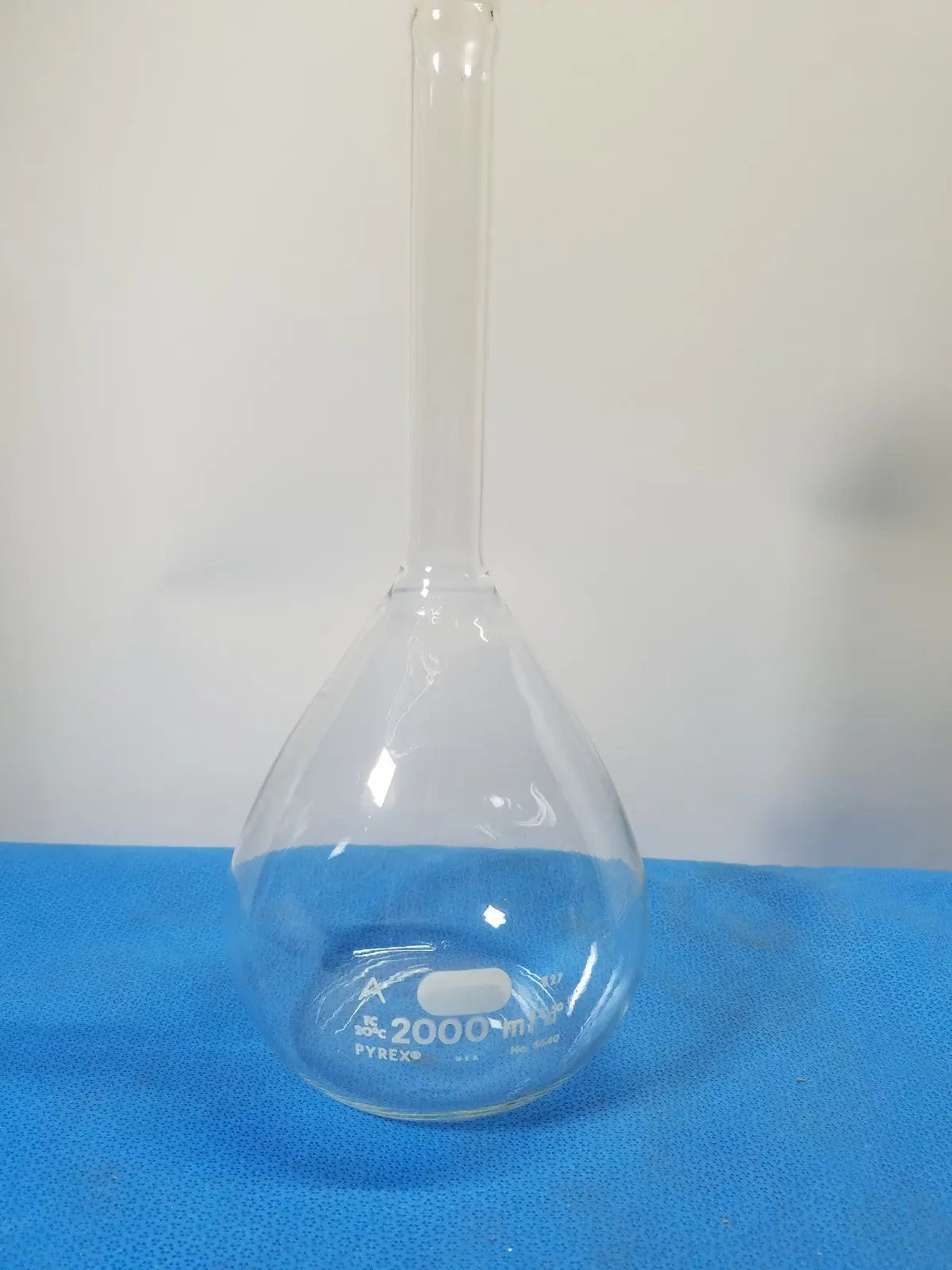 Pyrex 2000 mL Volumetric Flask – Borosilicate Laboratory Glassware Volumetric Flask, second-hand product photo 1