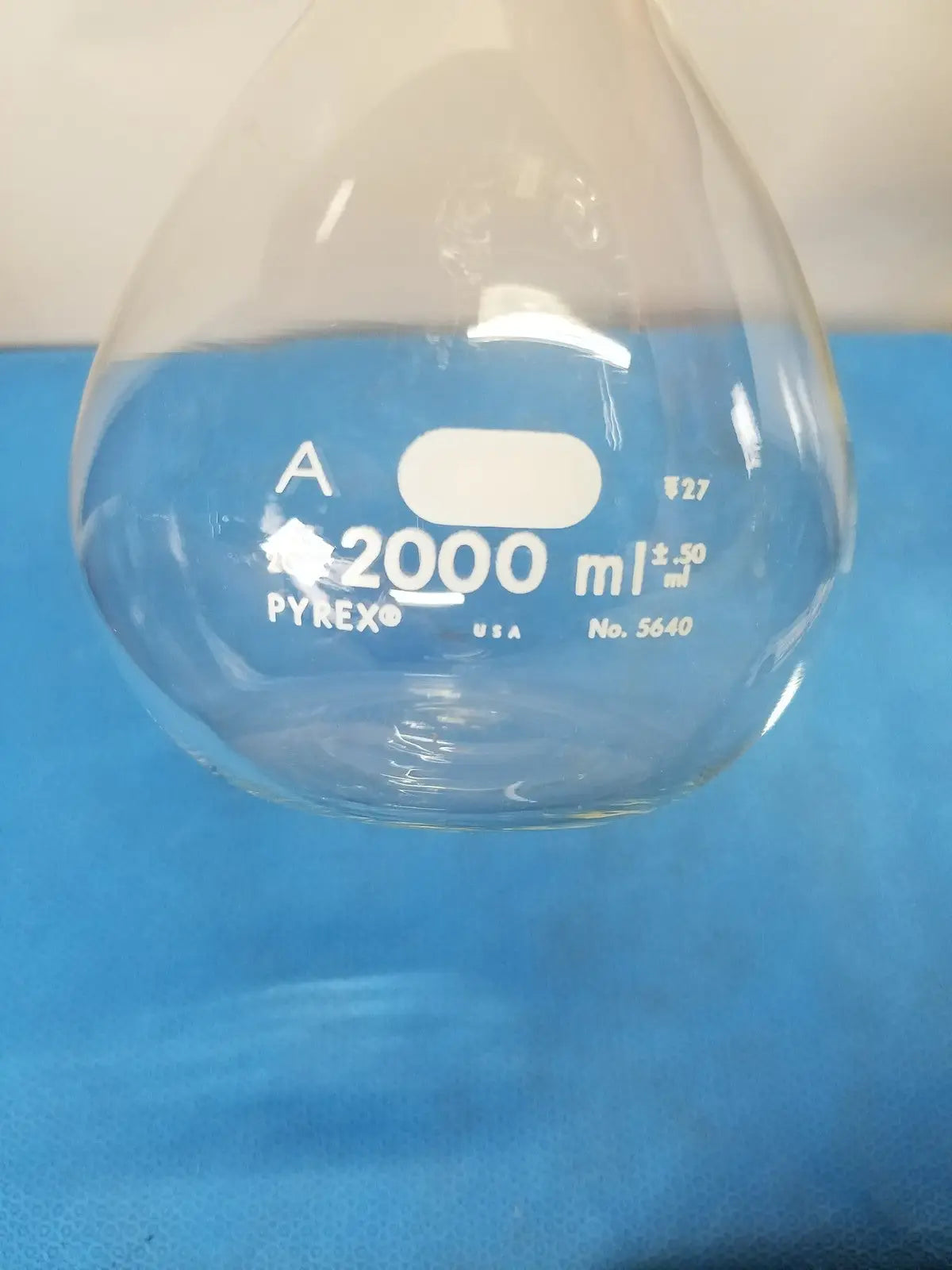Pyrex 2000 mL Volumetric Flask – Borosilicate Laboratory Glassware Volumetric Flask, second-hand product photo 2