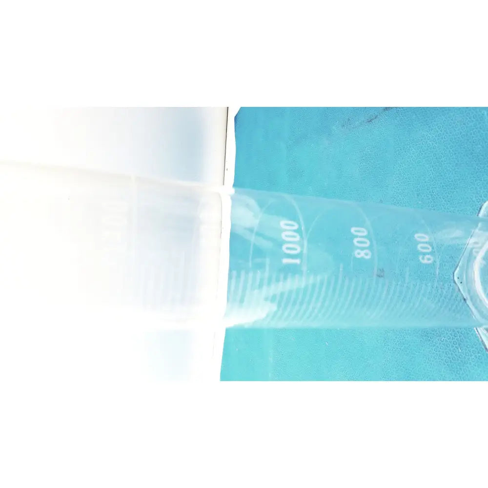 Transparent pyrex 2000ml graduated cylinder made of borosilicate glass with clear milliliter measurement markings for lab use