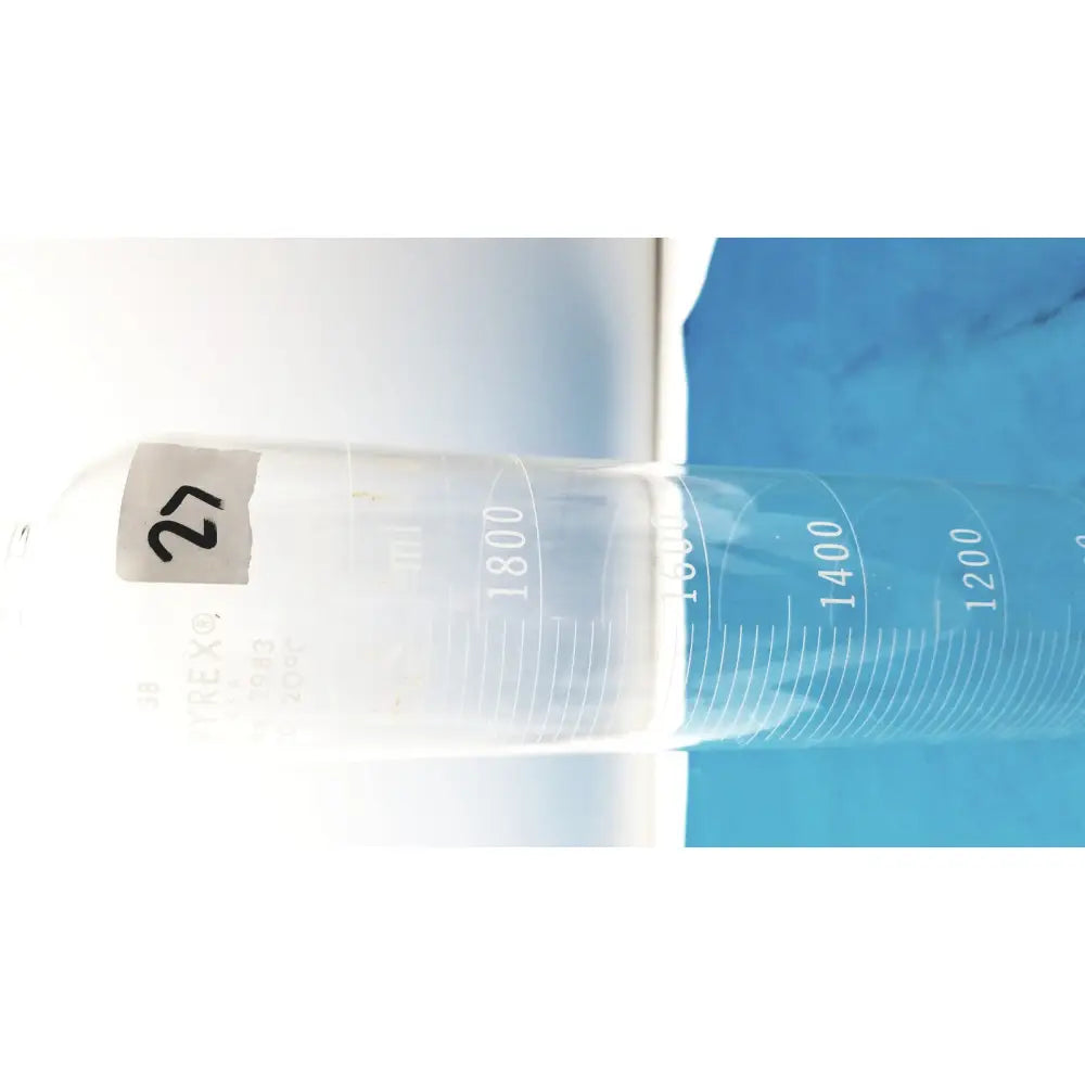Clear plastic pyrex 2000ml graduated cylinder in borosilicate glass with milliliter markings and gray 27 label for lab use