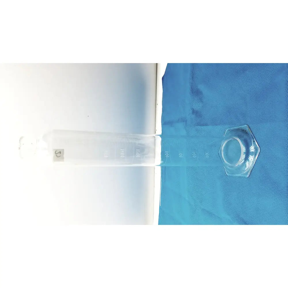 Pyrex 2000ml graduated cylinder made of clear borosilicate glass with a hexagonal lid for precise lab measurements