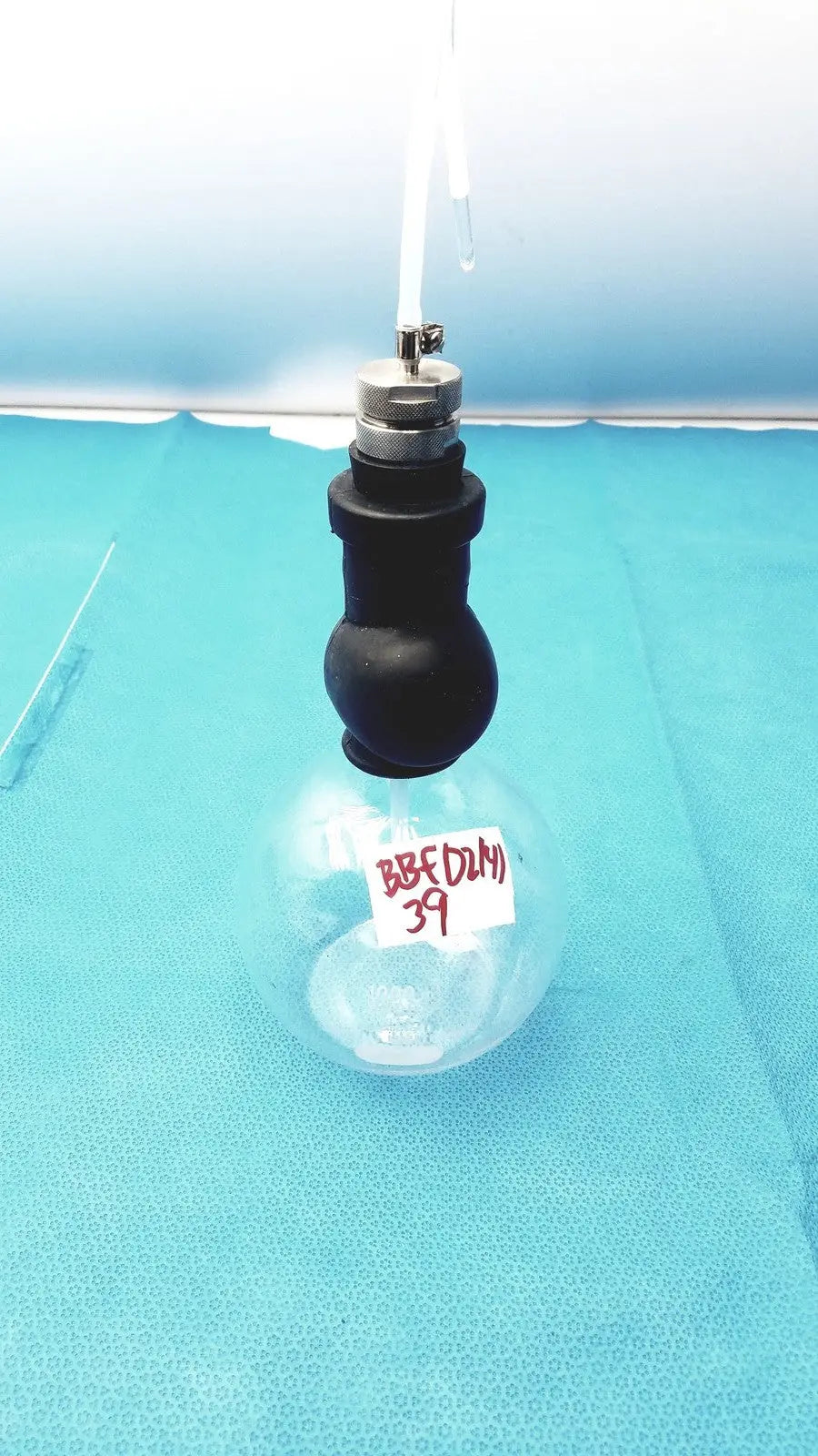 Reuse Medical PYREX GUTH Glass 1000ml Sampling Flask with Black Stopper & Swagelok Fitting Lab Flasks, second-hand product photo 1