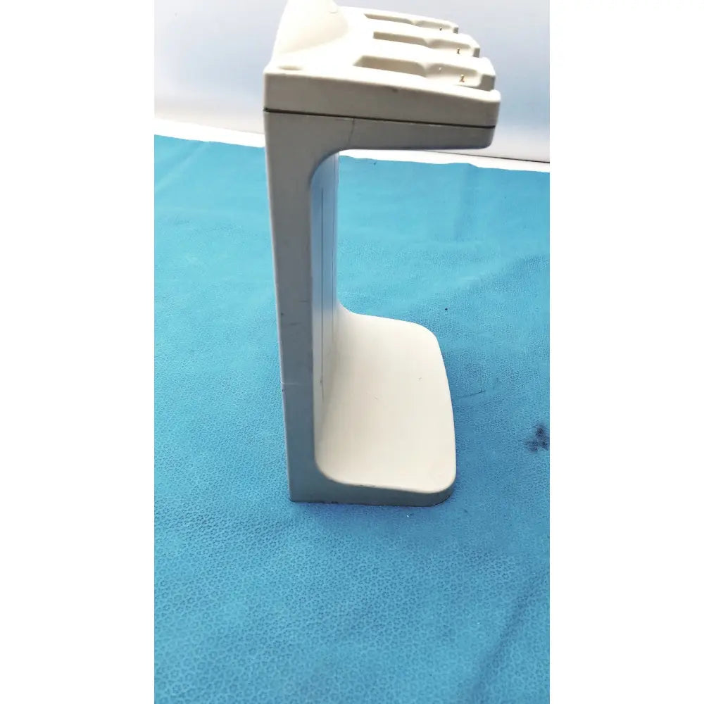 White plastic rainin e3 rapid charge stand with curved base and slotted top for rapid charge use