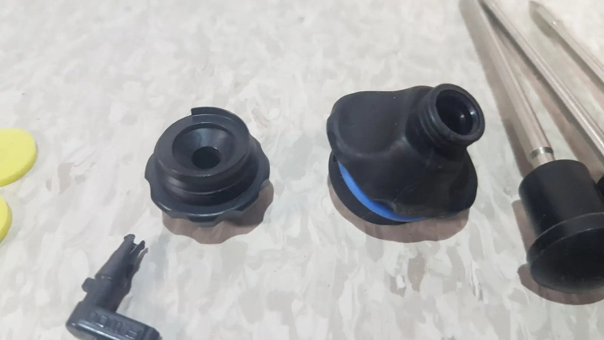 Black plastic spray nozzle with blue rubber seal and threaded connection for richard wolf mini cystoscope tray 8585.024