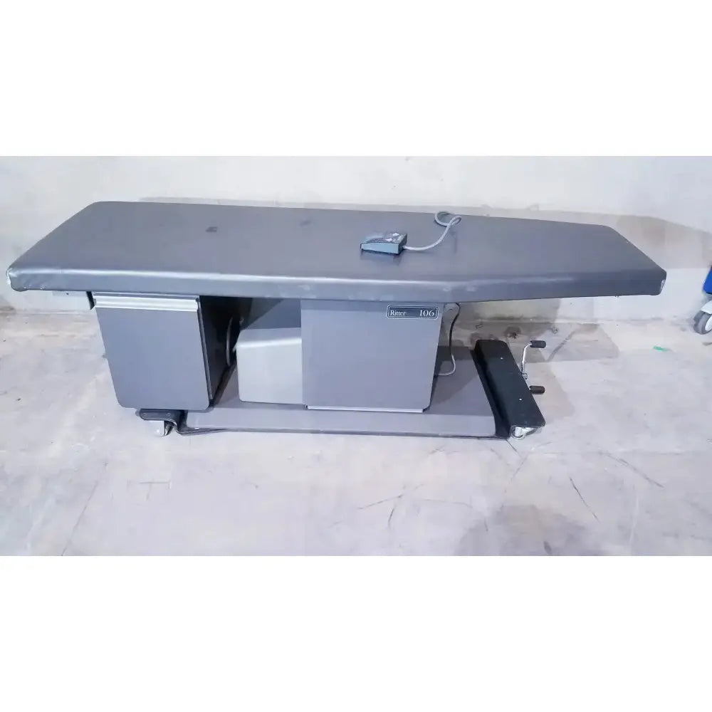 Ritter 106 Exam Table With Up and Down Foot Paddle Exam Table, second-hand product photo 1