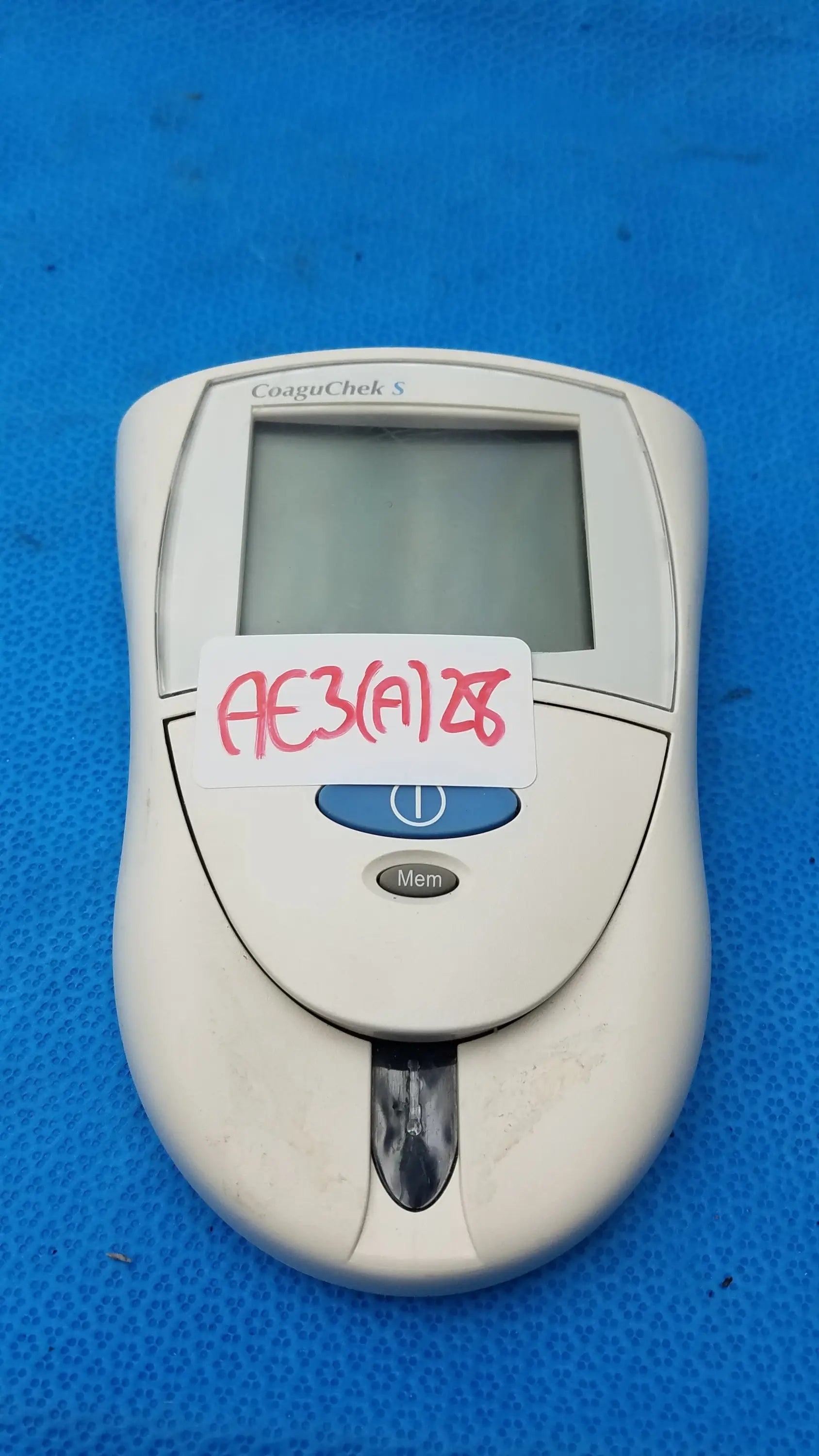 Roche CoaguChek S Coagulation Meter Coagulation Meter, second-hand product photo 2