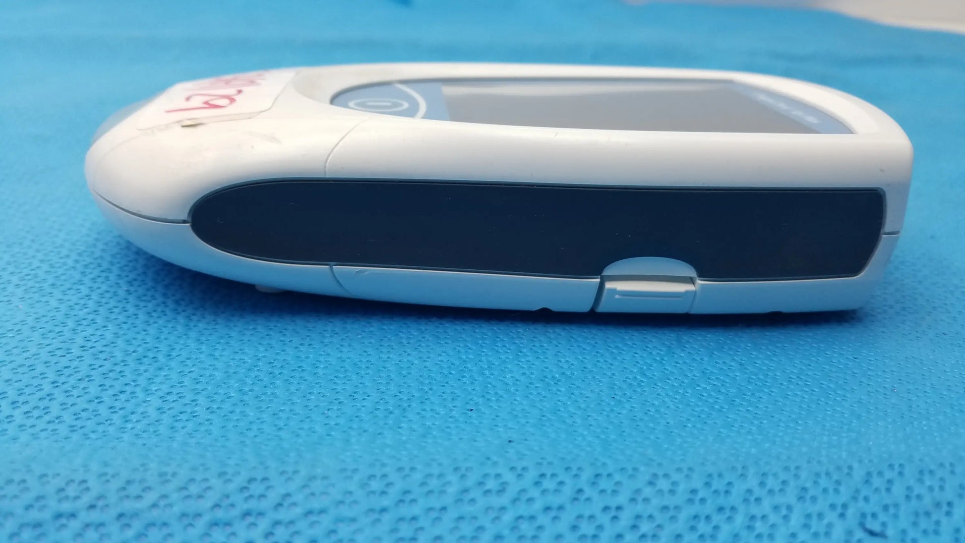 Roche CoaguChek XS Plus Coagulation Meter 04562780001 Coagulation Meter, second-hand product photo 9