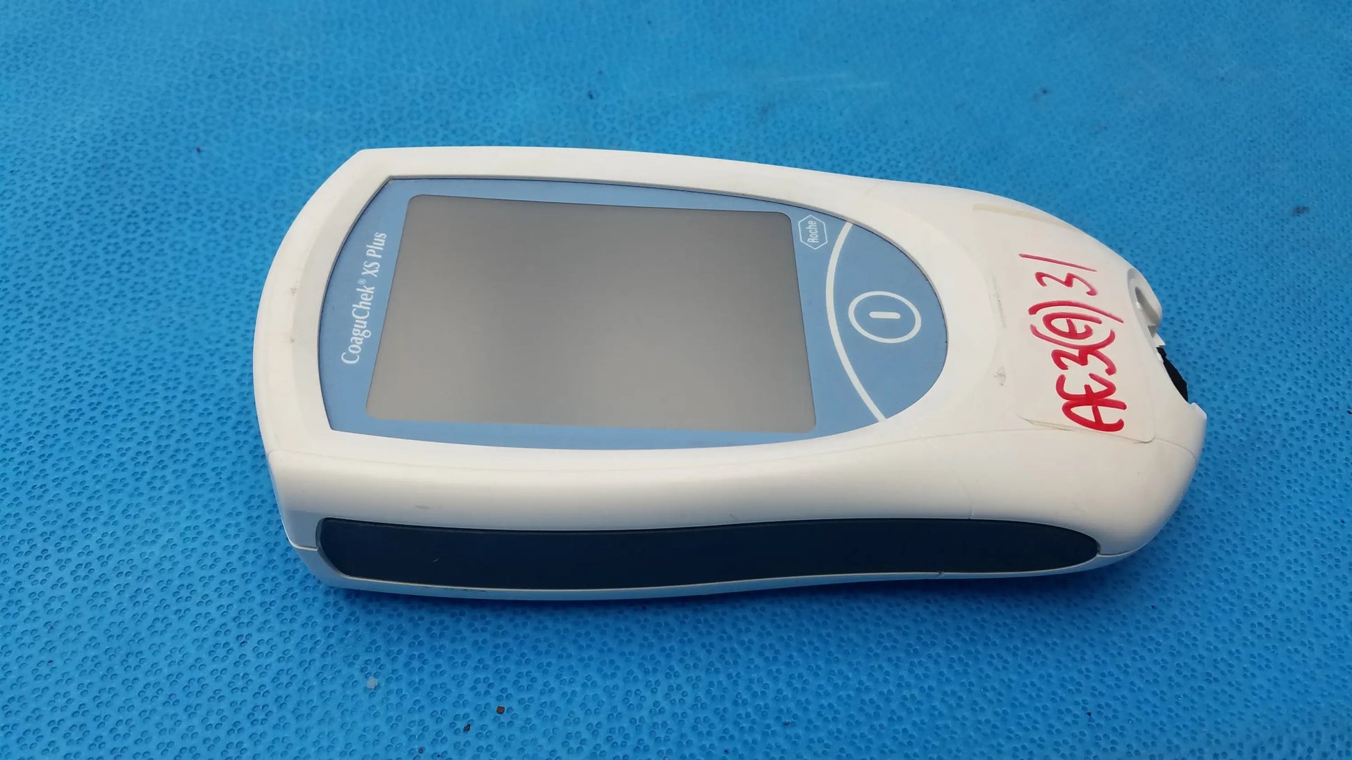 Roche CoaguChek XS Plus Coagulation Meter Cat # 04562780001 Coagulation Meter, second-hand product photo 5
