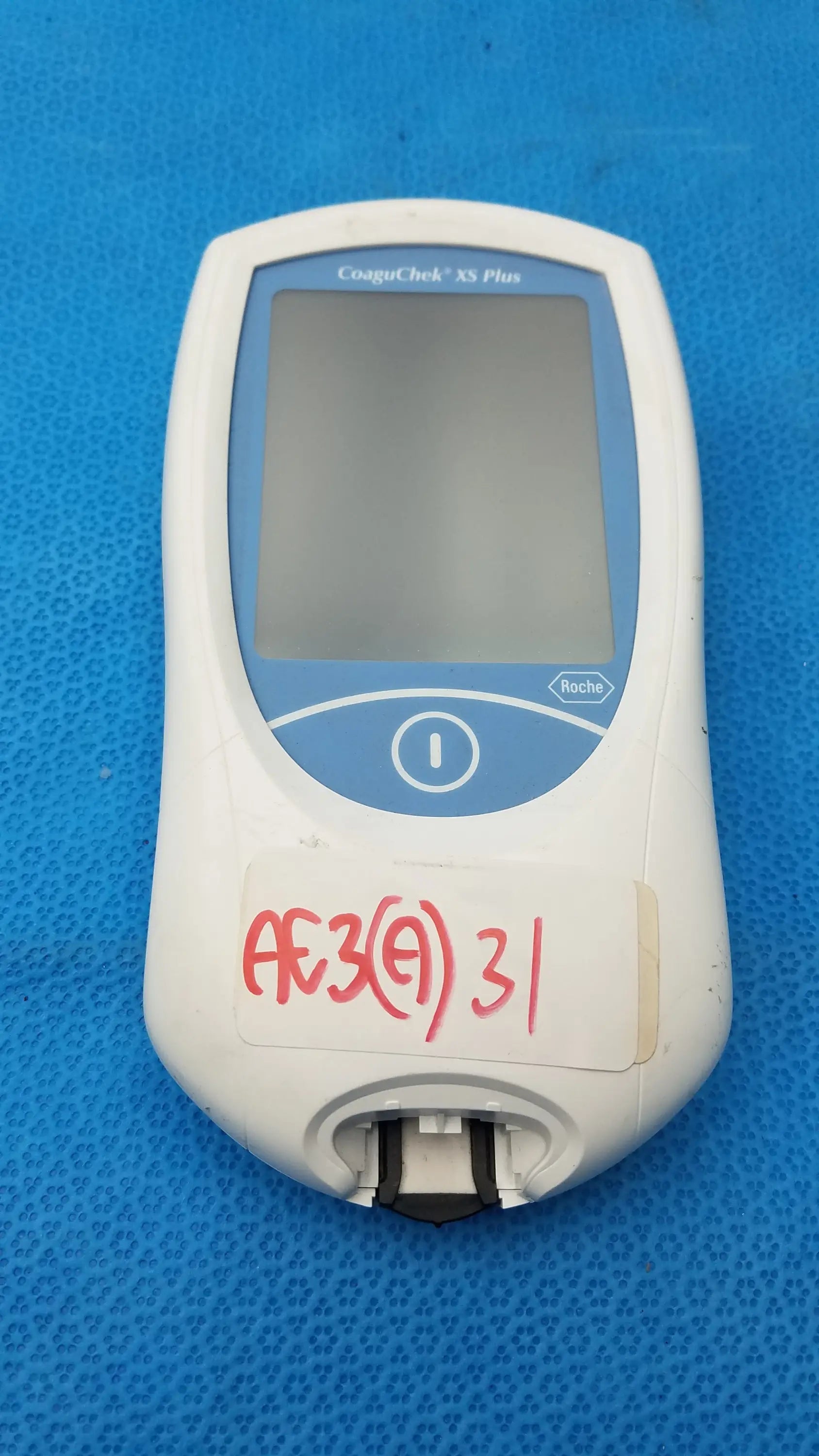 Roche CoaguChek XS Plus Coagulation Meter Cat # 04562780001 Coagulation Meter, second-hand product photo 2