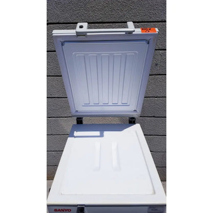 White sanyo vip series ultra low temperature chest freezer with hinged lid and vertical ridges interior model mdf-c8v1