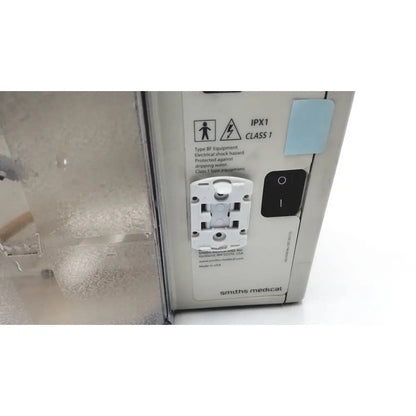 White plastic smiths medical hl-90 hotline fluid level fluid warmer with black power switch and safety certification labels
