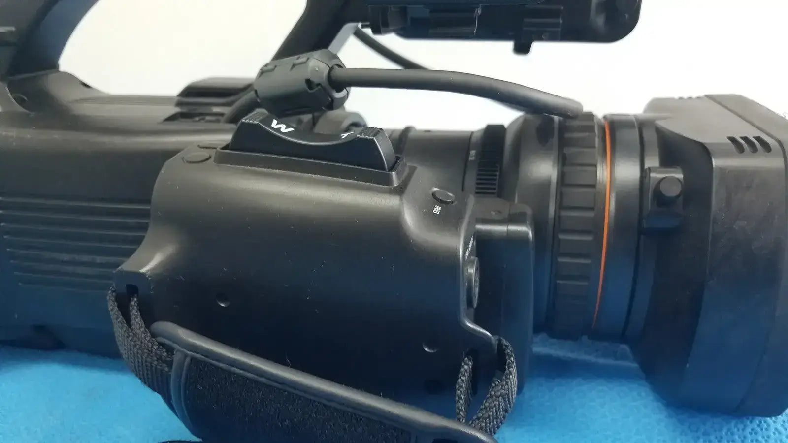 Sony PMW-300 Solid-State Memory XDCAM Camcorder Full HD 3CMOS Camcorder, as-is (for parts) product photo 4
